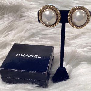 Chanel authentic Pearl Clip On Earrings vintage